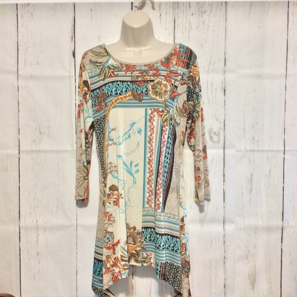 Me‘chant  Tunic top tan blue floral shark bite M - Picture 1 of 9